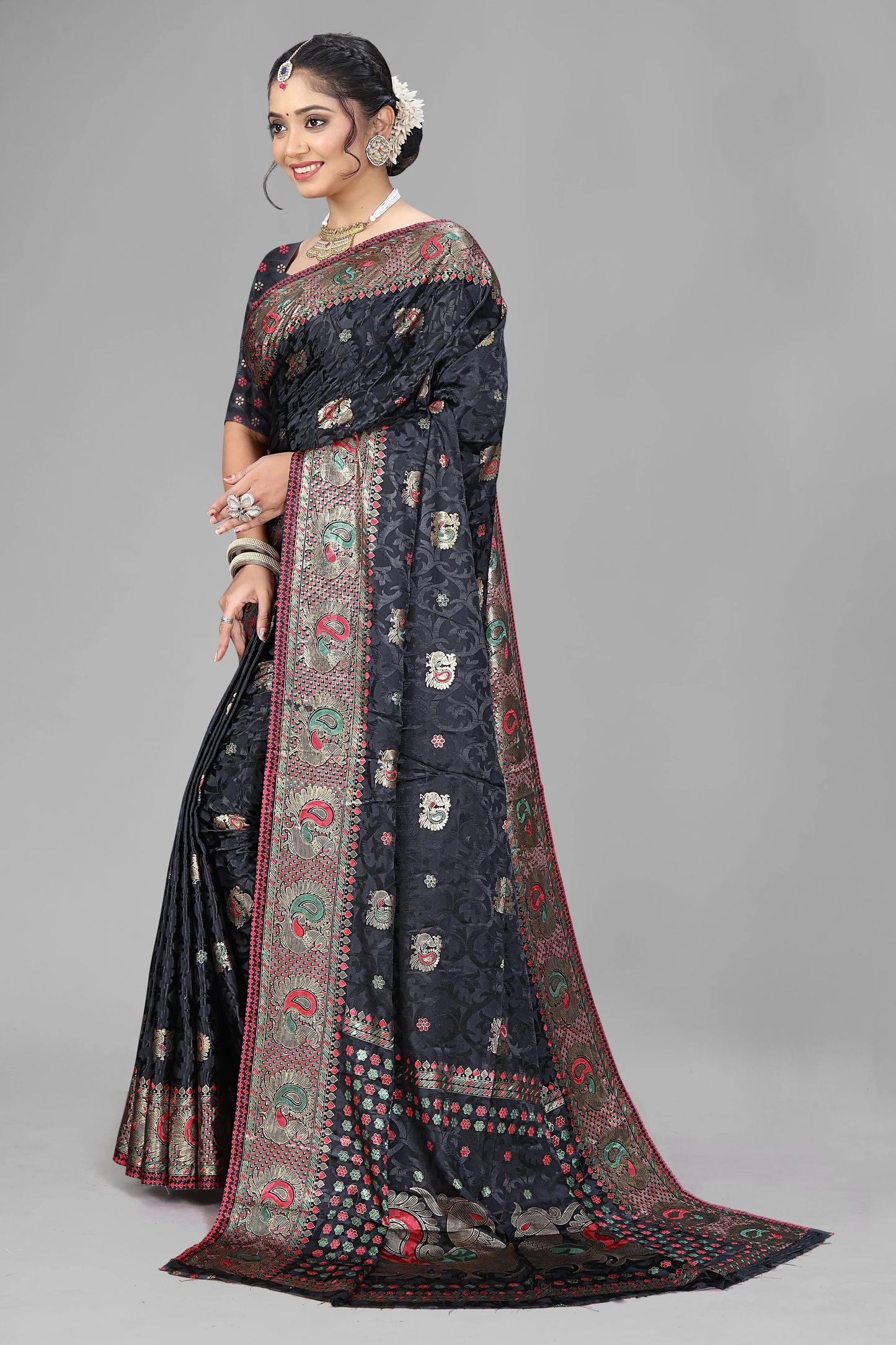 Maharani Rekha Pass-Through Ring Silk Saree