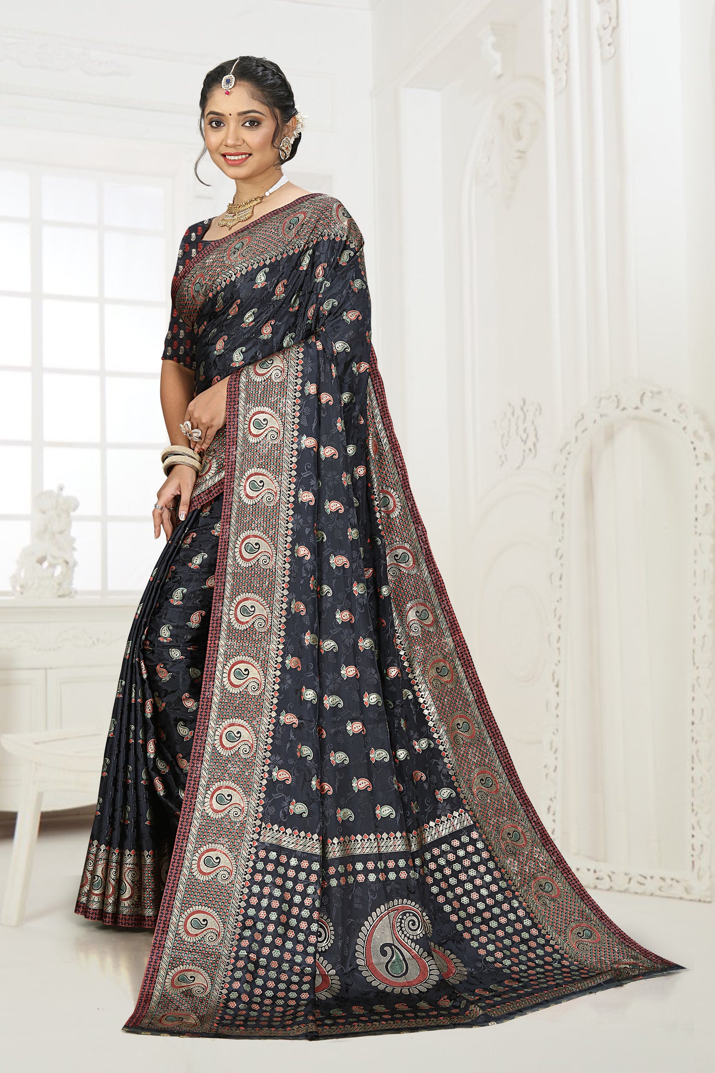 Maharani Rekha Pass-Through Ring Silk Saree